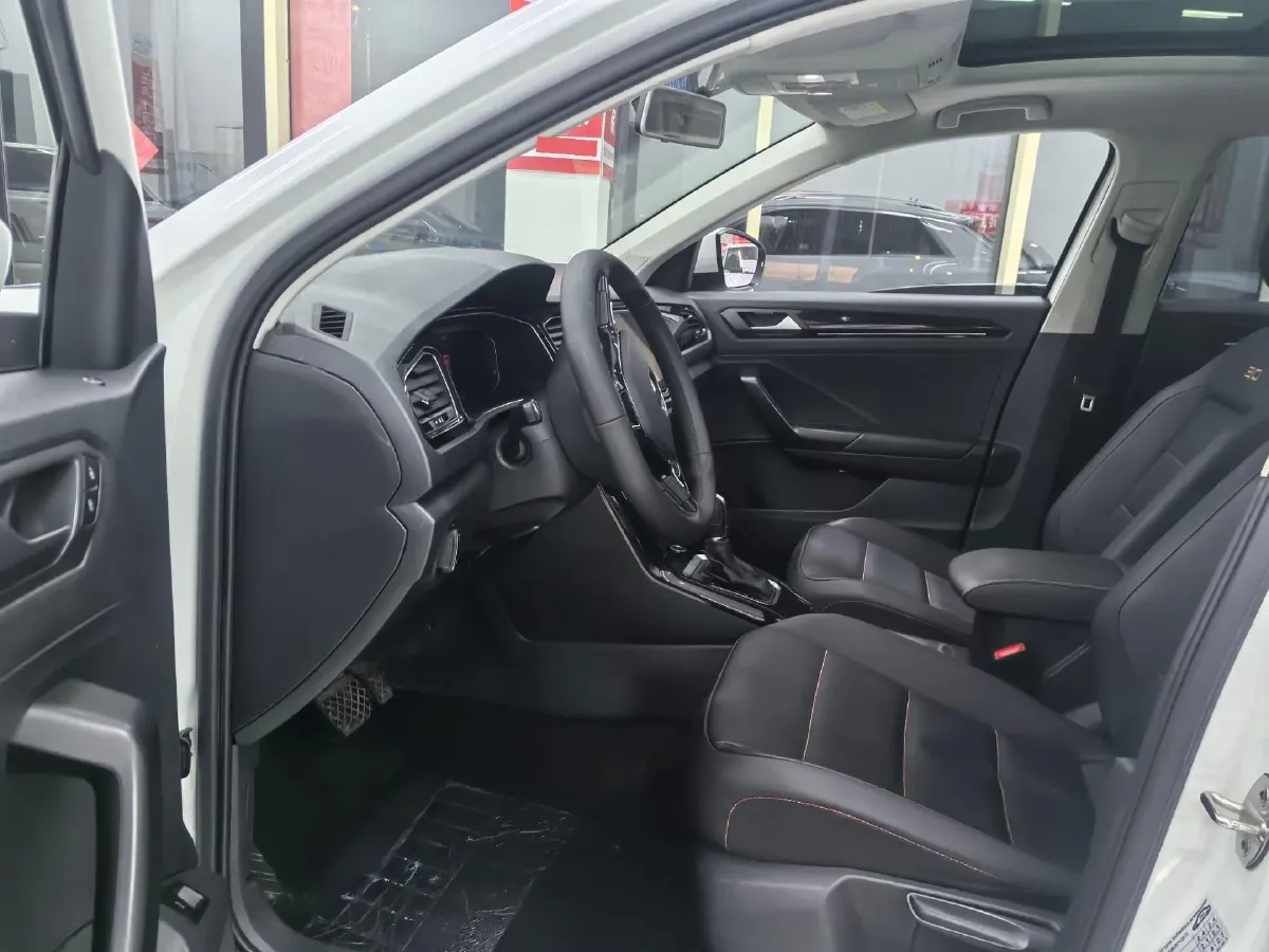 2021 Volkswagen T-Roc 1.4T 150HP L4 7DCT,autocango,china used car exporter,china ev exporter,chinese used car exporter,chinese used ev exporter