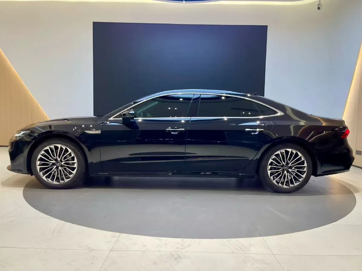 2024 Audi A7L 2.0T 245HP L4 7DCT,autocango,china used car exporter,china ev exporter,chinese used car exporter,chinese used ev exporter