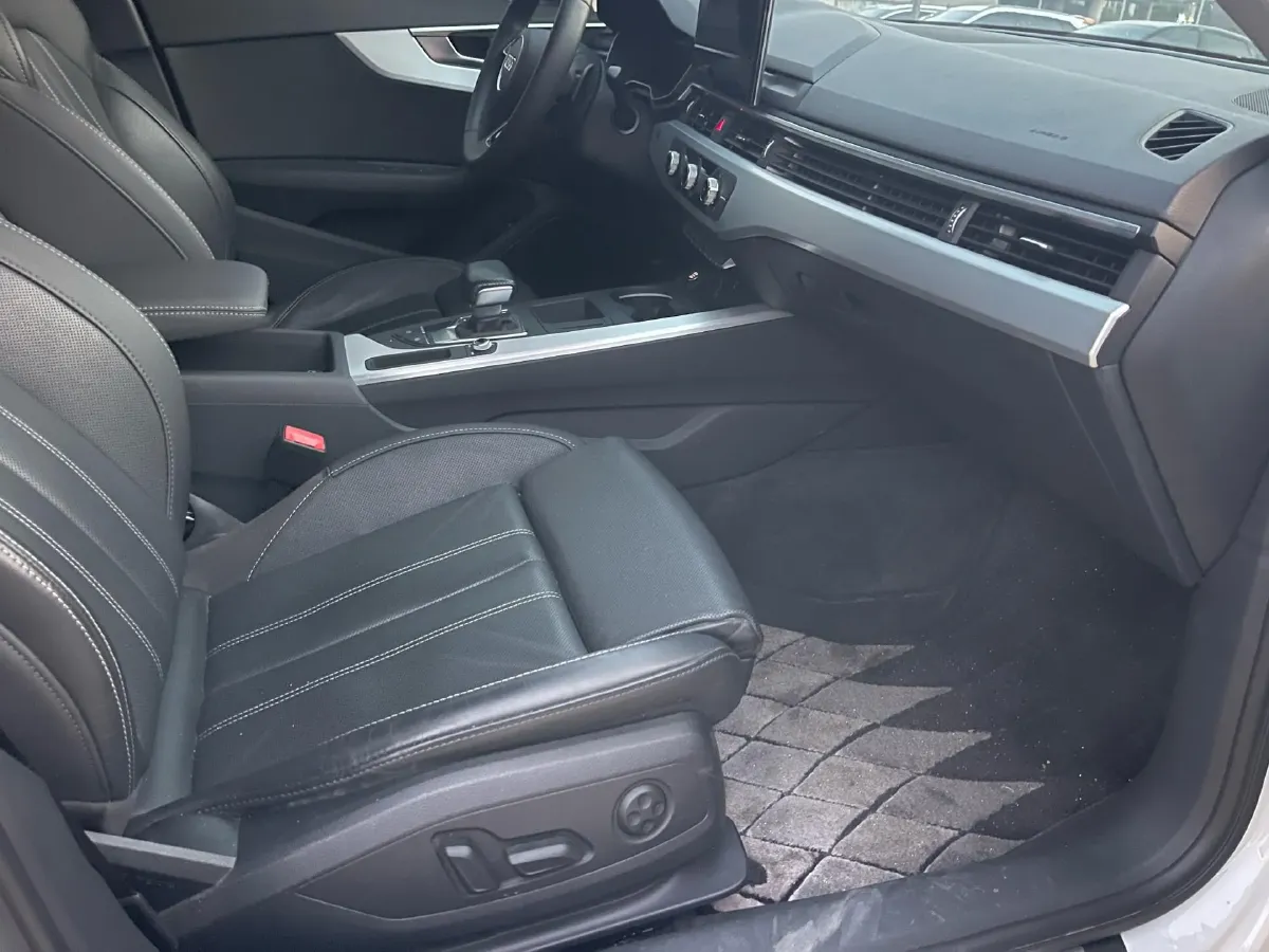 2023 Audi A4L 2.0T 190HP L4 7DCT,autocango,china used car exporter,china ev exporter,chinese used car exporter,chinese used ev exporter