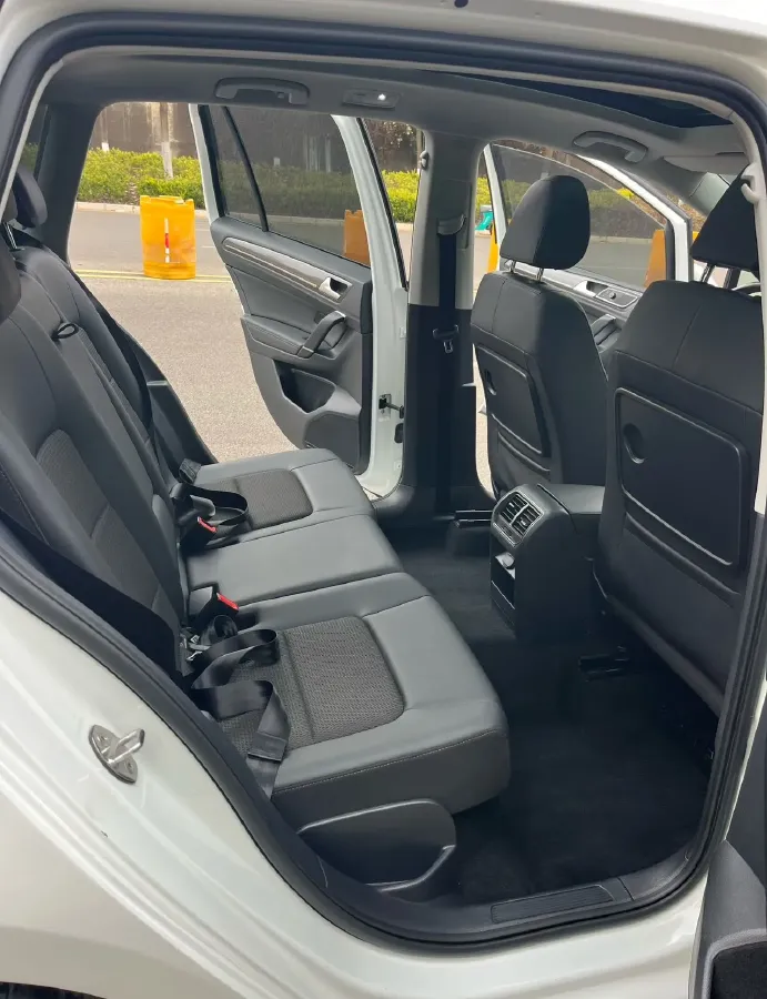 2016 Volkswagen Golf Sportsvan 1.4T 131HP L4 5MT,autocango,china used car exporter,china ev exporter,chinese used car exporter,chinese used ev exporter