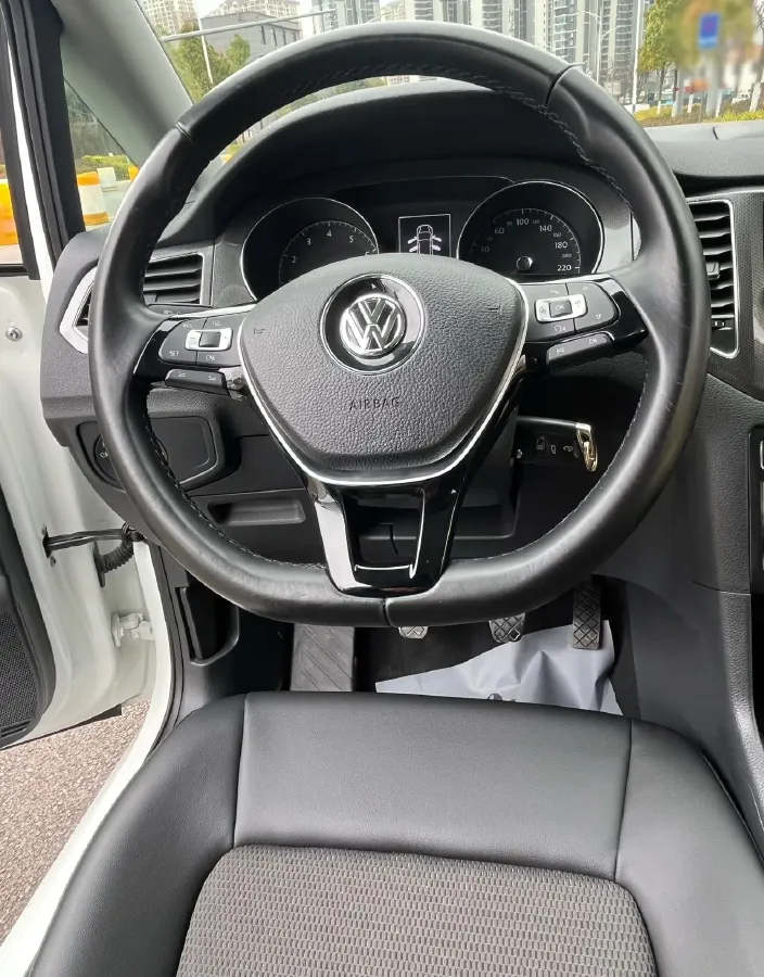 2016 Volkswagen Golf Sportsvan 1.4T 131HP L4 5MT,autocango,china used car exporter,china ev exporter,chinese used car exporter,chinese used ev exporter