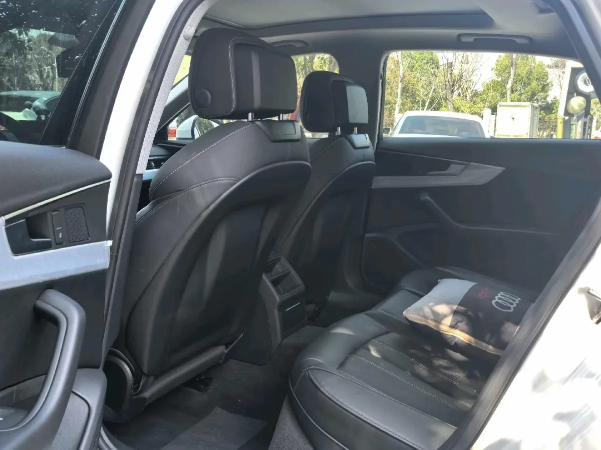 2020 Audi A4L 2.0T 190HP L4 7DCT,autocango,china used car exporter,china ev exporter,chinese used car exporter,chinese used ev exporter