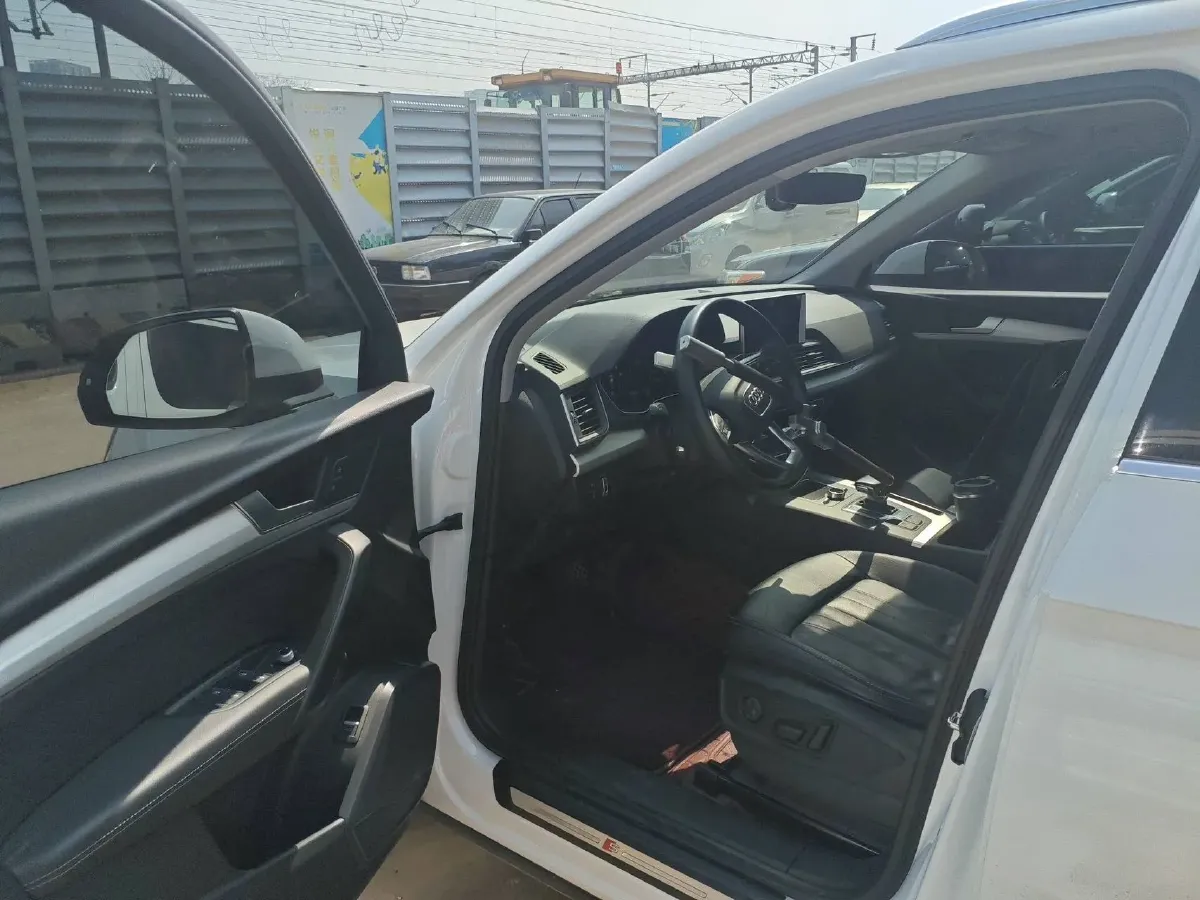 2020 Audi Q5L 2.0T 190HP L4 7DCT,autocango,china used car exporter,china ev exporter,chinese used car exporter,chinese used ev exporter