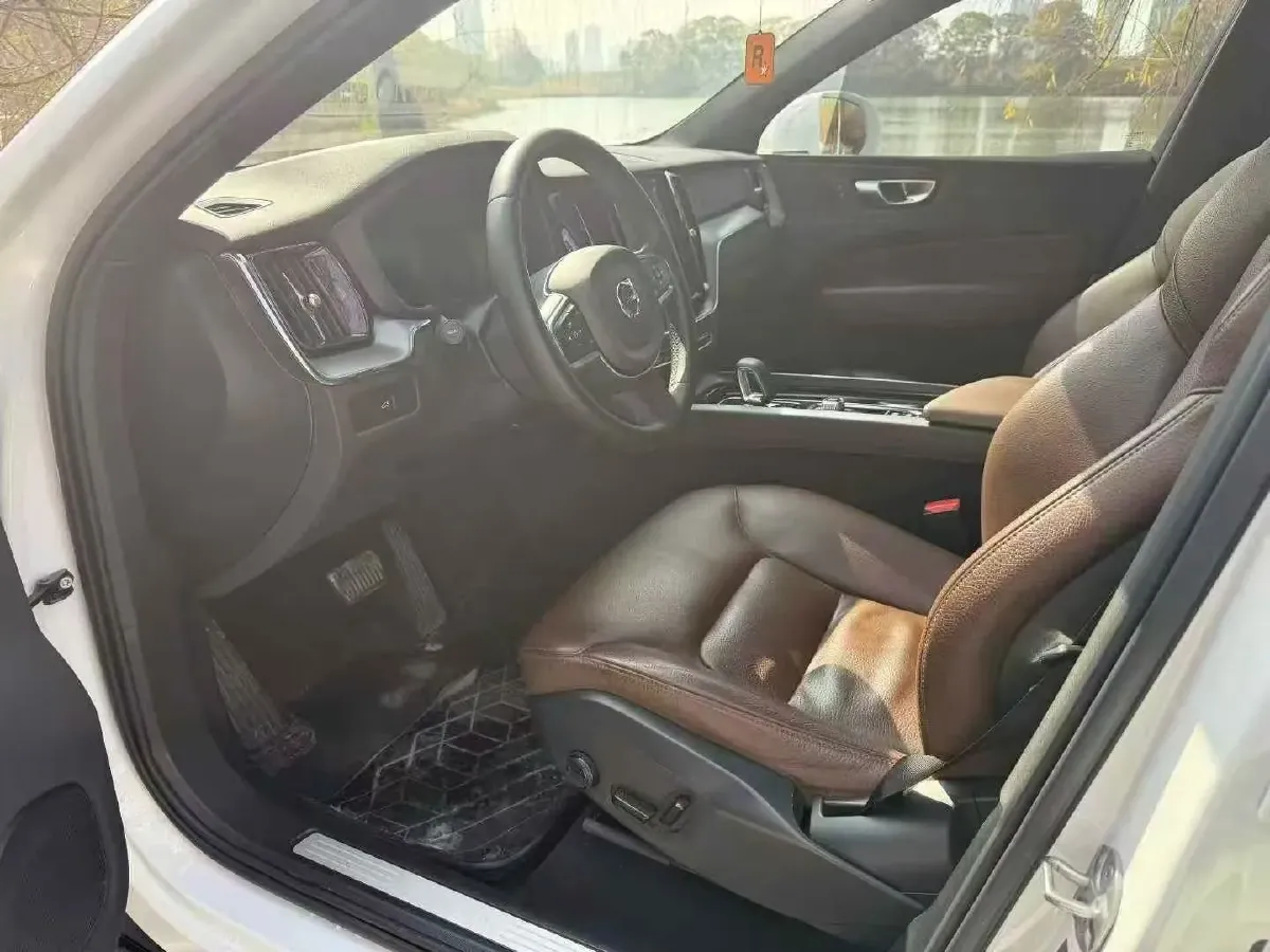 2023 Volvo XC60 2.0T 250HP L4 8AT,autocango,china used car exporter,china ev exporter,chinese used car exporter,chinese used ev exporter