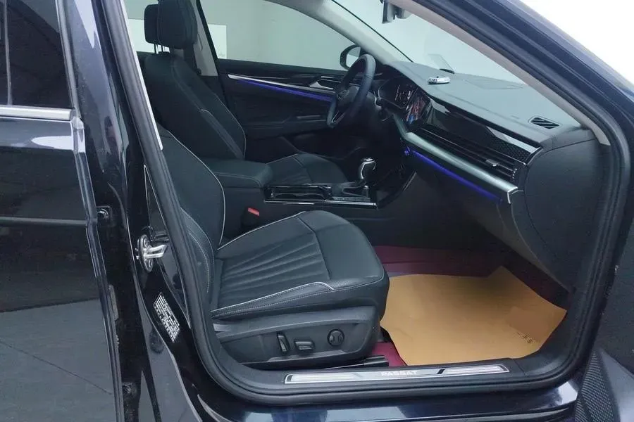 2024 Volkswagen Passat 2.0T 220HP L4 7DCT,autocango,china used car exporter,china ev exporter,chinese used car exporter,chinese used ev exporter