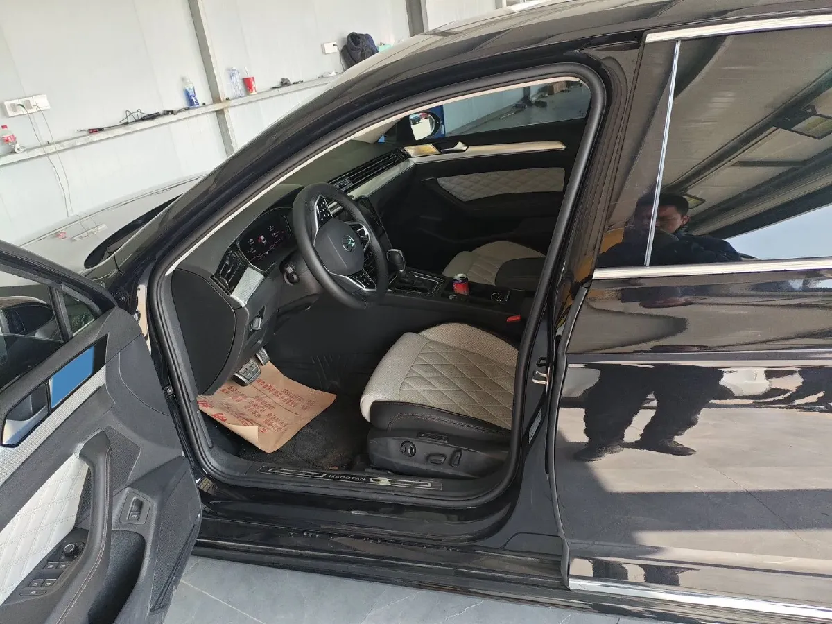 2023 Volkswagen Magotan 2.0T 220HP L4 7DCT,autocango,china used car exporter,china ev exporter,chinese used car exporter,chinese used ev exporter