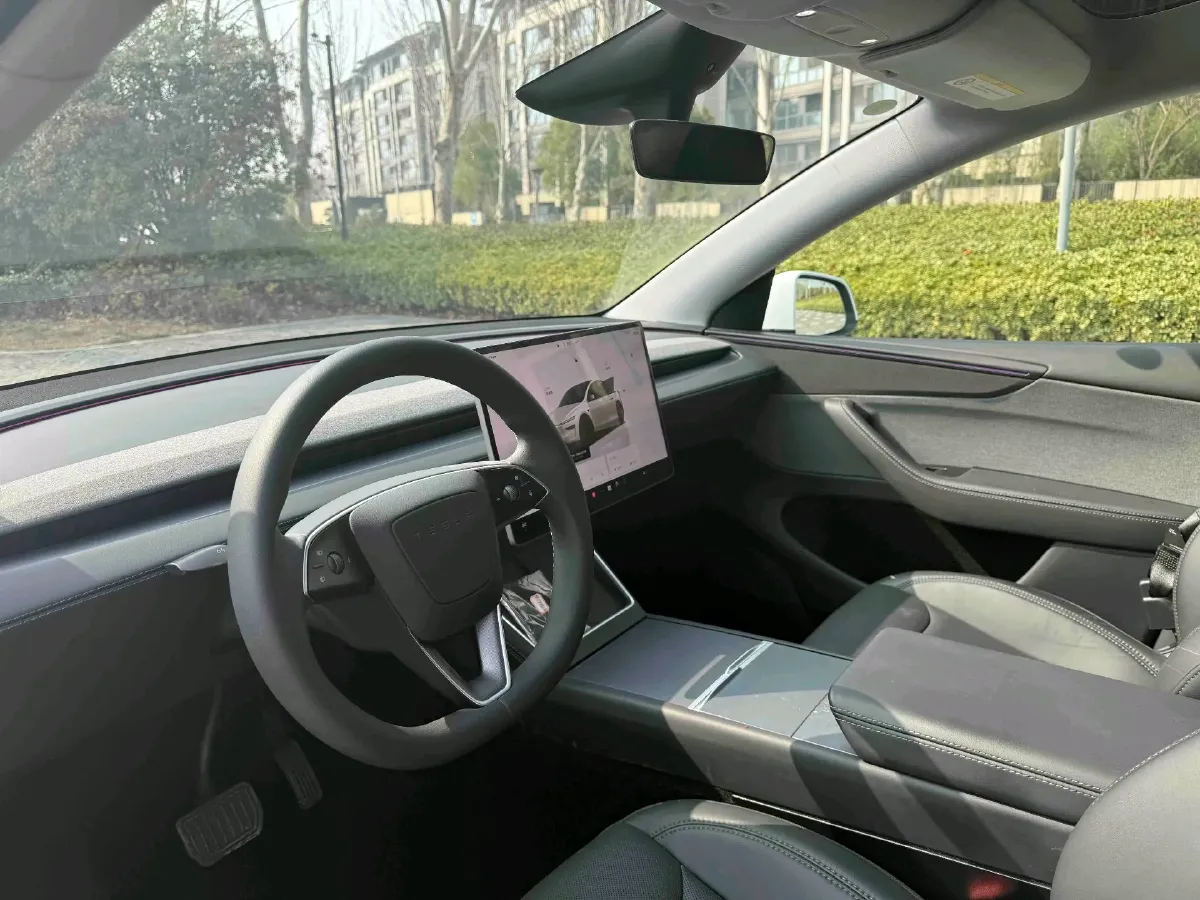 2025 Tesla Model Y BEV 62.5KWH,autocango,china used car exporter,china ev exporter,chinese used car exporter,chinese used ev exporter