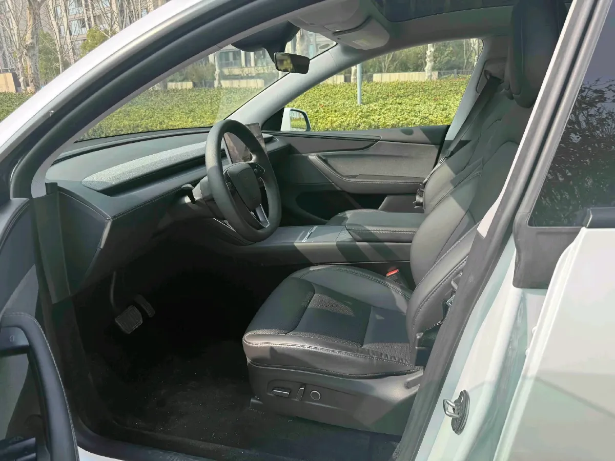 2025 Tesla Model Y BEV 62.5KWH,autocango,china used car exporter,china ev exporter,chinese used car exporter,chinese used ev exporter