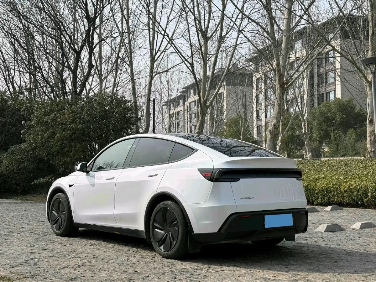 2025 Tesla Model Y BEV 62.5KWH,autocango,china used car exporter,china ev exporter,chinese used car exporter,chinese used ev exporter