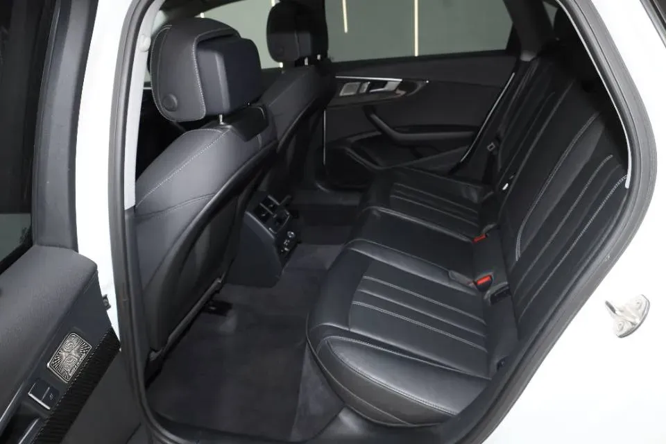 2023 Audi A4L 2.0T 190HP L4 7DCT,autocango,china used car exporter,china ev exporter,chinese used car exporter,chinese used ev exporter