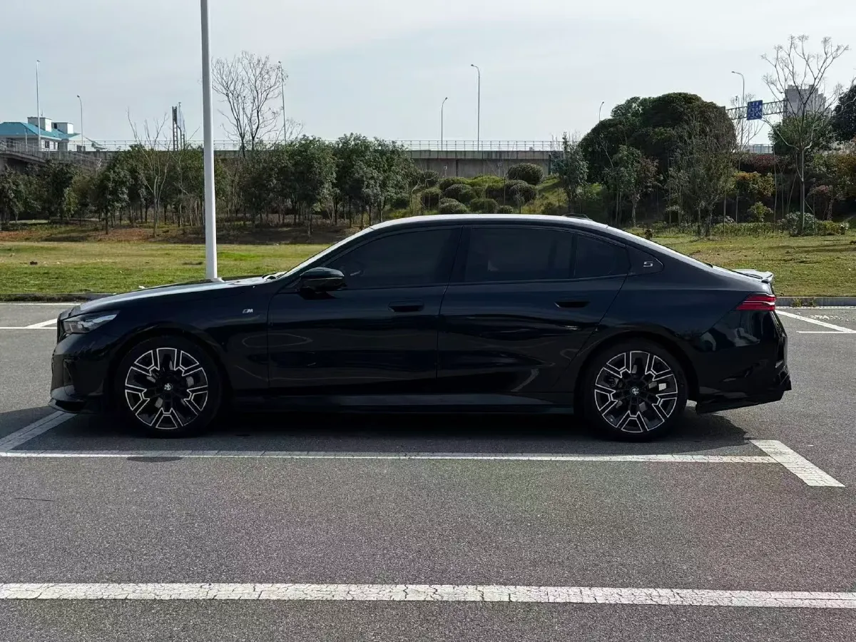 2024 BMW 5 Series 2.0T 258HP L4 8AT,autocango,china used car exporter,china ev exporter,chinese used car exporter,chinese used ev exporter