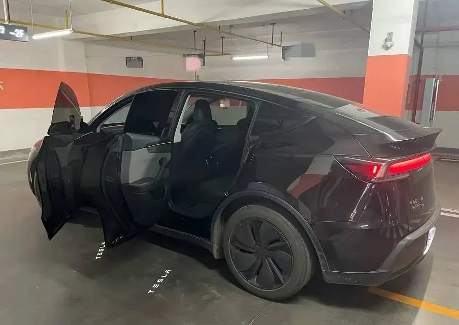 2025 Tesla Model Y BEV 62.5KWH,autocango,china used car exporter,china ev exporter,chinese used car exporter,chinese used ev exporter