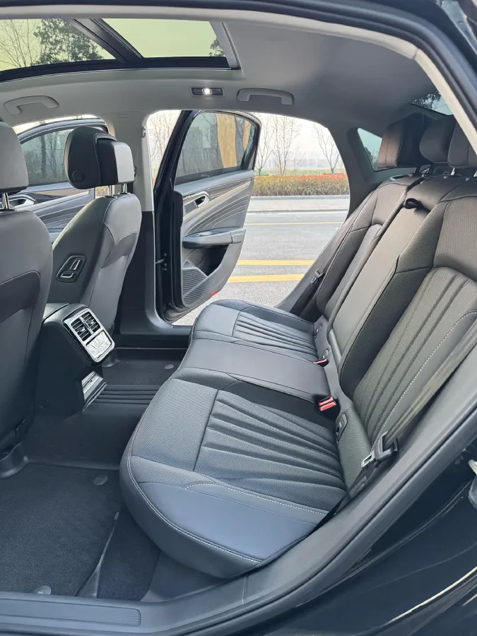 2025 Volkswagen Passat 2.0T 220HP L4 7DCT,autocango,china used car exporter,china ev exporter,chinese used car exporter,chinese used ev exporter