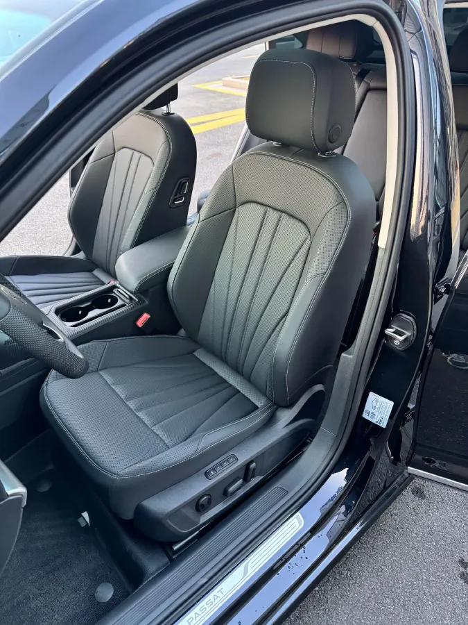 2025 Volkswagen Passat 2.0T 220HP L4 7DCT,autocango,china used car exporter,china ev exporter,chinese used car exporter,chinese used ev exporter