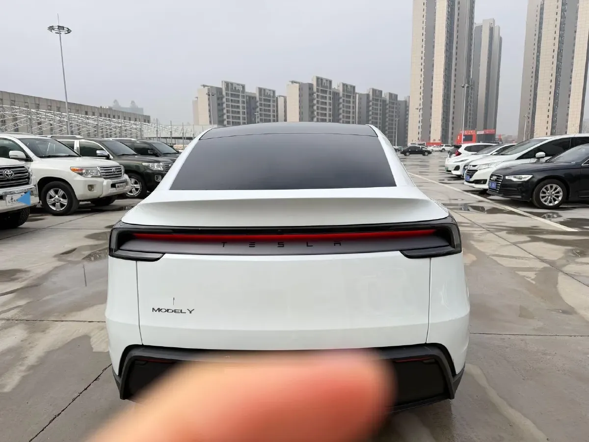 2025 Tesla Model Y BEV 62.5KWH,autocango,china used car exporter,china ev exporter,chinese used car exporter,chinese used ev exporter