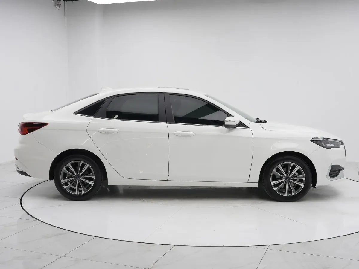 2021 Ford Escort 1.5L 122HP L3 6AT,autocango,china used car exporter,china ev exporter,chinese used car exporter,chinese used ev exporter