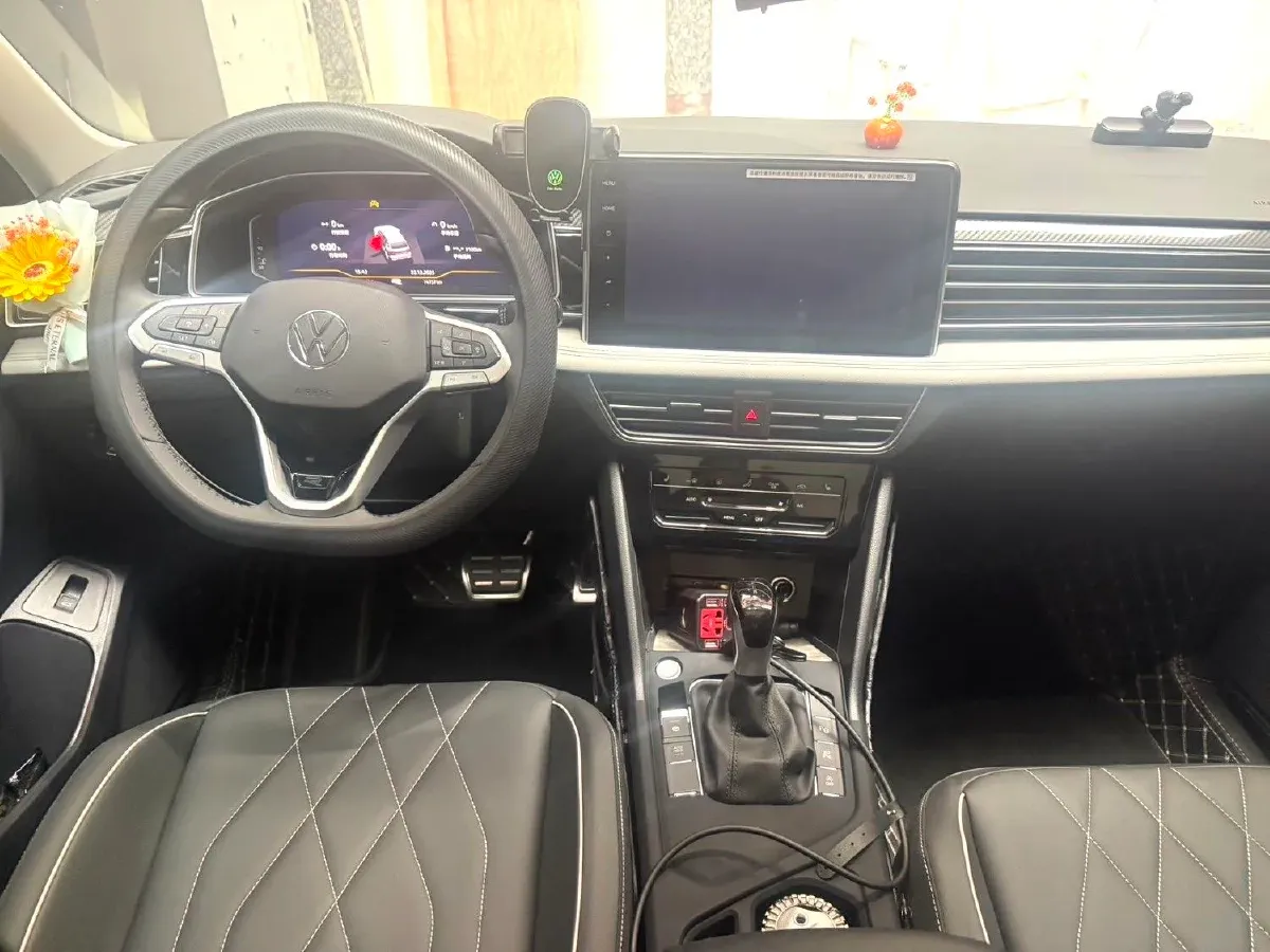 2024 Volkswagen Tiguan L 2.0T 186HP L4 7DCT,autocango,china used car exporter,china ev exporter,chinese used car exporter,chinese used ev exporter