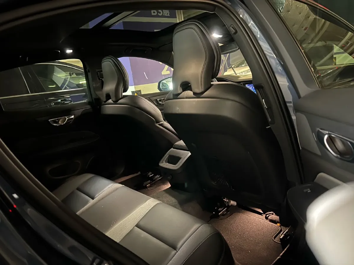 2023 Volvo S60 2.0T 250HP L4 8AT,autocango,china used car exporter,china ev exporter,chinese used car exporter,chinese used ev exporter