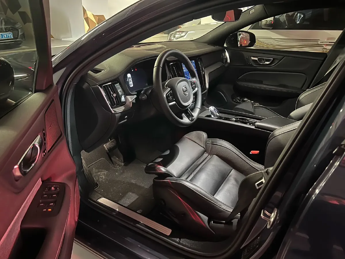 2023 Volvo S60 2.0T 250HP L4 8AT,autocango,china used car exporter,china ev exporter,chinese used car exporter,chinese used ev exporter