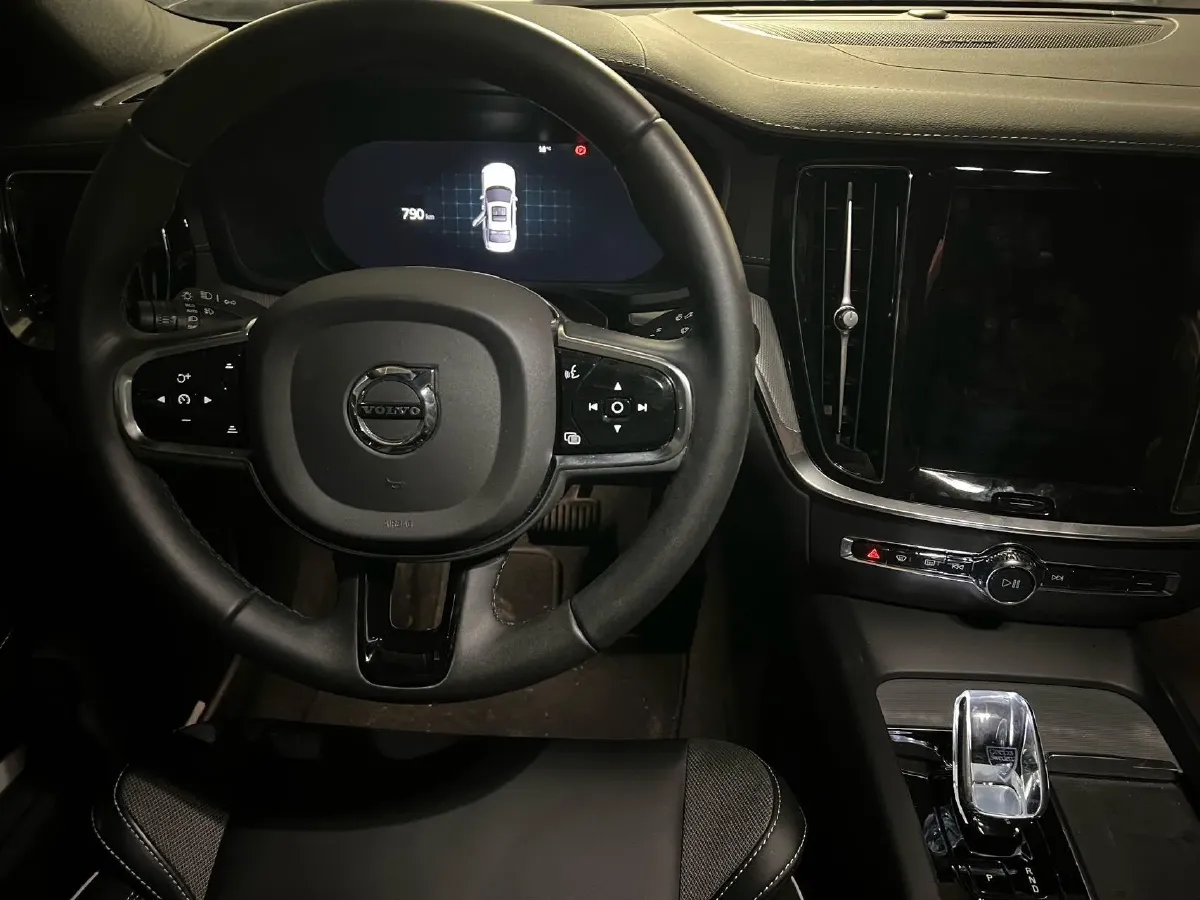 2023 Volvo S60 2.0T 250HP L4 8AT,autocango,china used car exporter,china ev exporter,chinese used car exporter,chinese used ev exporter