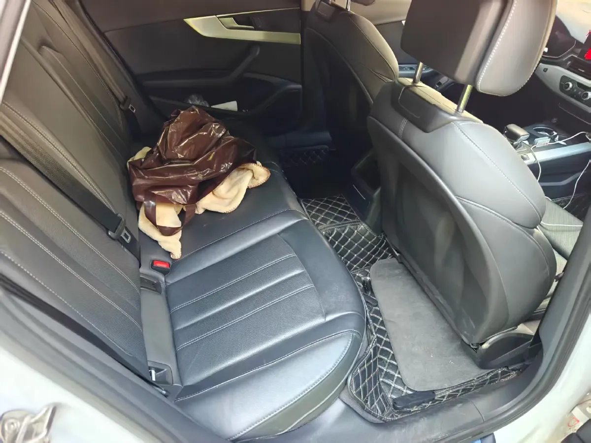 2022 Audi A4L 2.0T 190HP L4 7DCT,autocango,china used car exporter,china ev exporter,chinese used car exporter,chinese used ev exporter