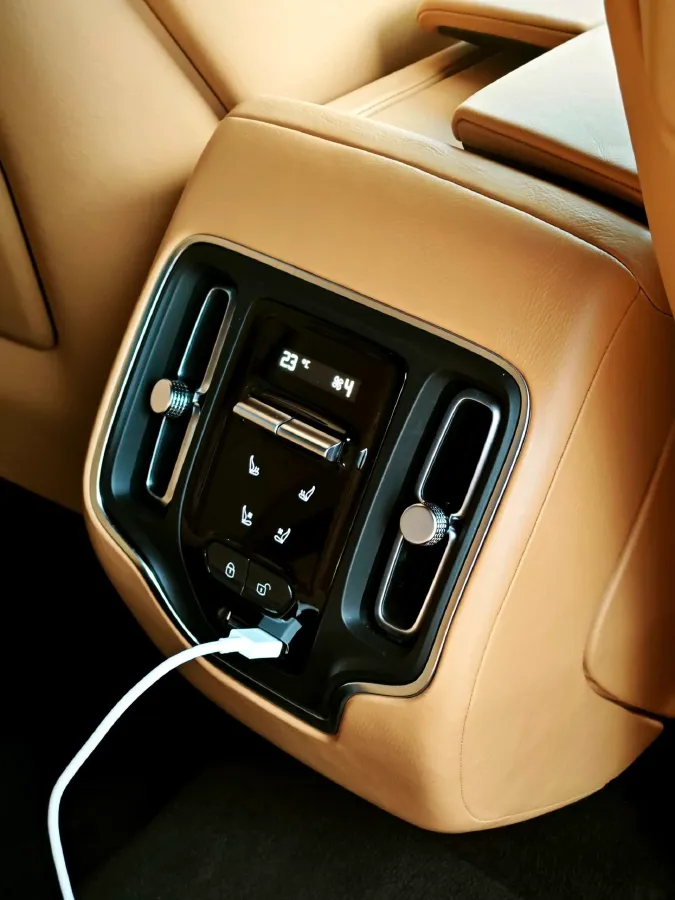 2020 Aston Martin DBX 4.0T 550HP V8 9AT,autocango,china used car exporter,china ev exporter,chinese used car exporter,chinese used ev exporter