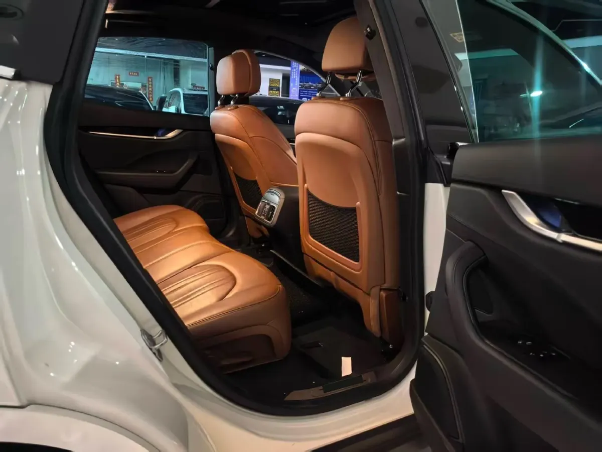 2022 Maserati Levante 2.0T 330HP L4 8AT,autocango,china used car exporter,china ev exporter,chinese used car exporter,chinese used ev exporter