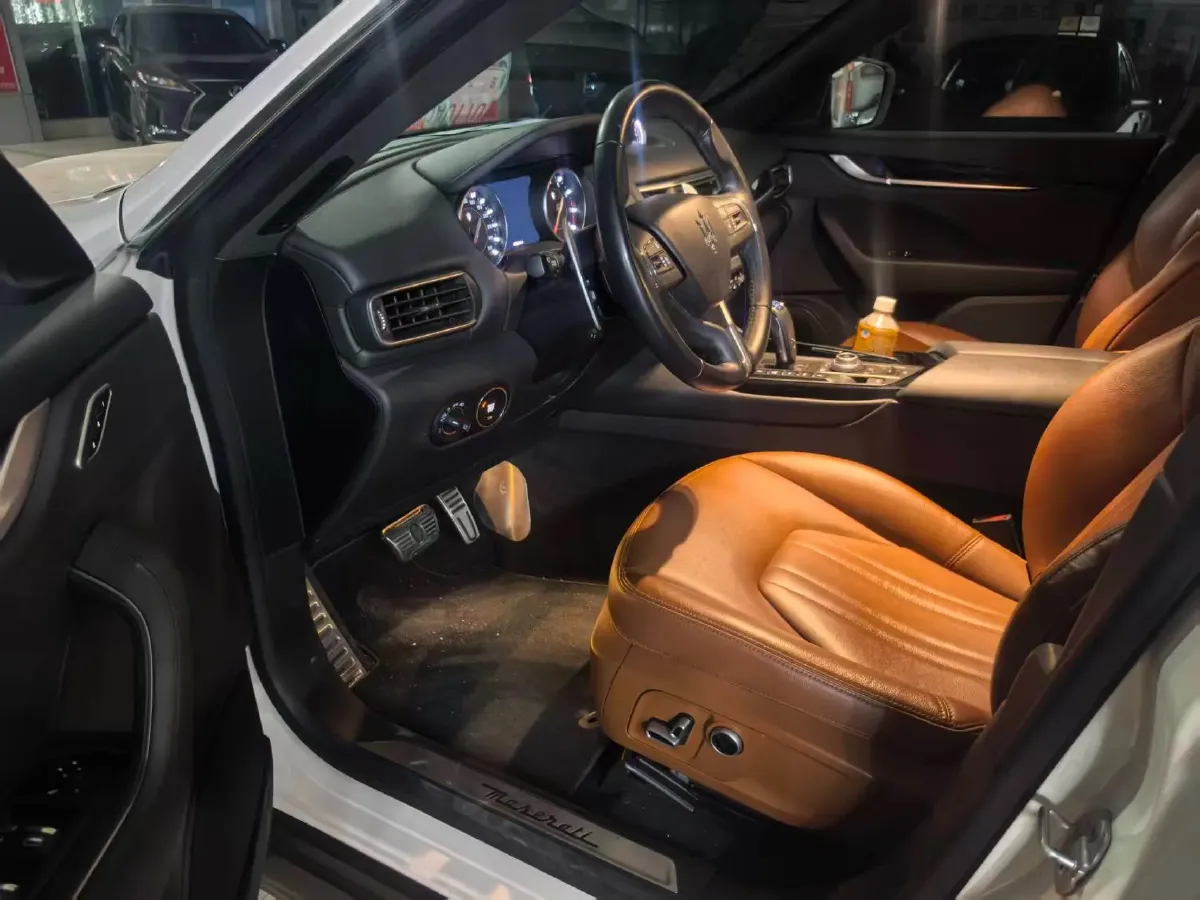 2022 Maserati Levante 2.0T 330HP L4 8AT,autocango,china used car exporter,china ev exporter,chinese used car exporter,chinese used ev exporter