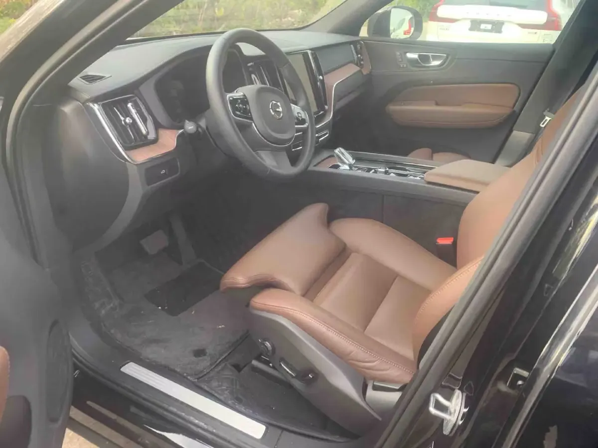 2025 Volvo XC60 2.0T 250HP L4 8AT,autocango,china used car exporter,china ev exporter,chinese used car exporter,chinese used ev exporter