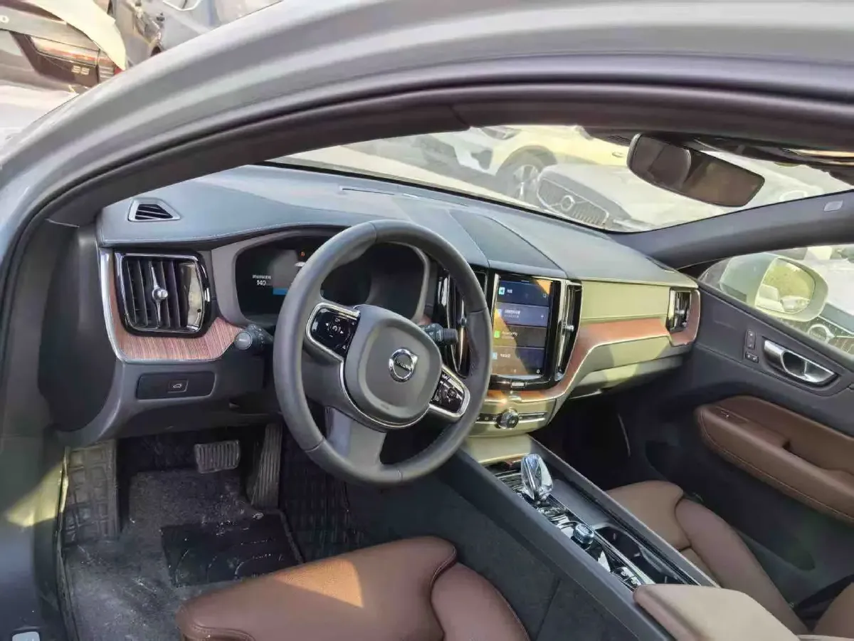 2025 Volvo XC60 2.0T 250HP L4 8AT,autocango,china used car exporter,china ev exporter,chinese used car exporter,chinese used ev exporter