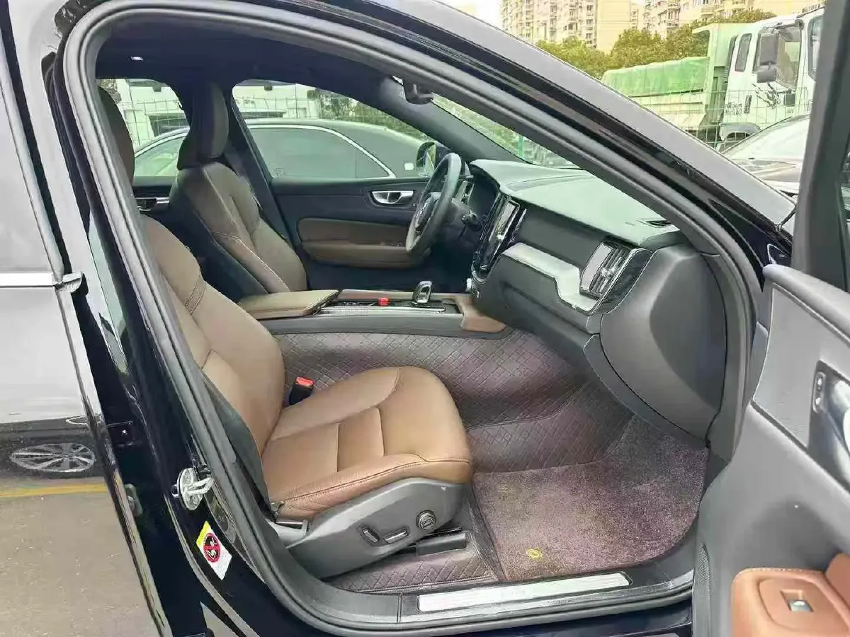 2025 Volvo XC60 2.0T 250HP L4 8AT,autocango,china used car exporter,china ev exporter,chinese used car exporter,chinese used ev exporter