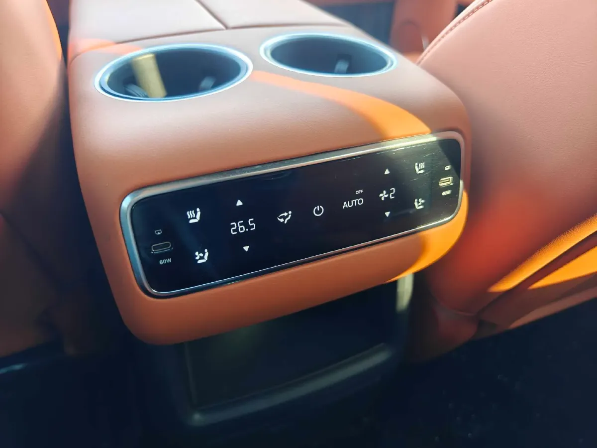 2024 Volvo S60 2.0T 197HP L4 7DCT,autocango,china used car exporter,china ev exporter,chinese used car exporter,chinese used ev exporter