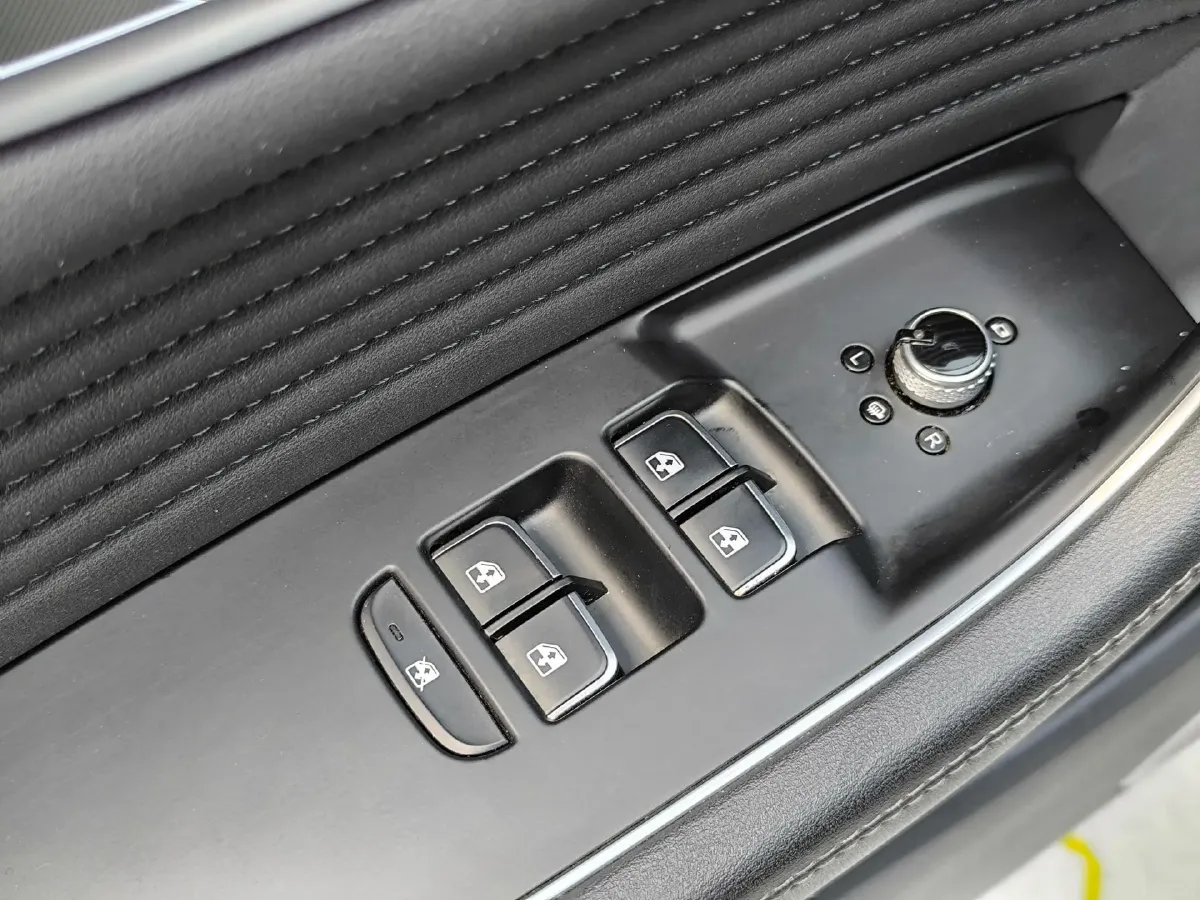 2025 HongQi HS5 2.0T 252HP L4 8AT,autocango,china used car exporter,china ev exporter,chinese used car exporter,chinese used ev exporter