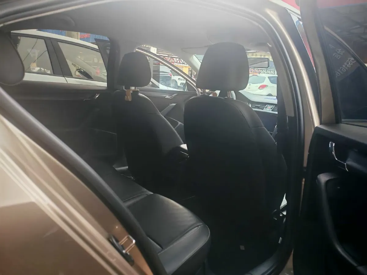 2021 Skoda Octavia 1.5L 113HP L4 6AT,autocango,china used car exporter,china ev exporter,chinese used car exporter,chinese used ev exporter