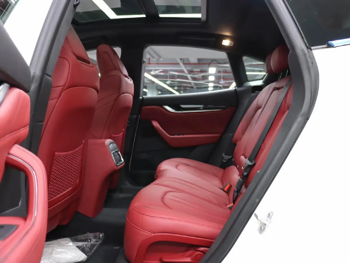 2023 Maserati Levante 2.0T 330HP L4 8AT,autocango,china used car exporter,china ev exporter,chinese used car exporter,chinese used ev exporter