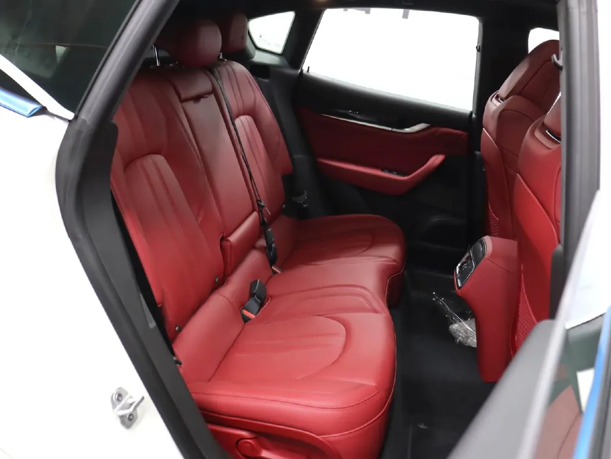 2023 Maserati Levante 2.0T 330HP L4 8AT,autocango,china used car exporter,china ev exporter,chinese used car exporter,chinese used ev exporter