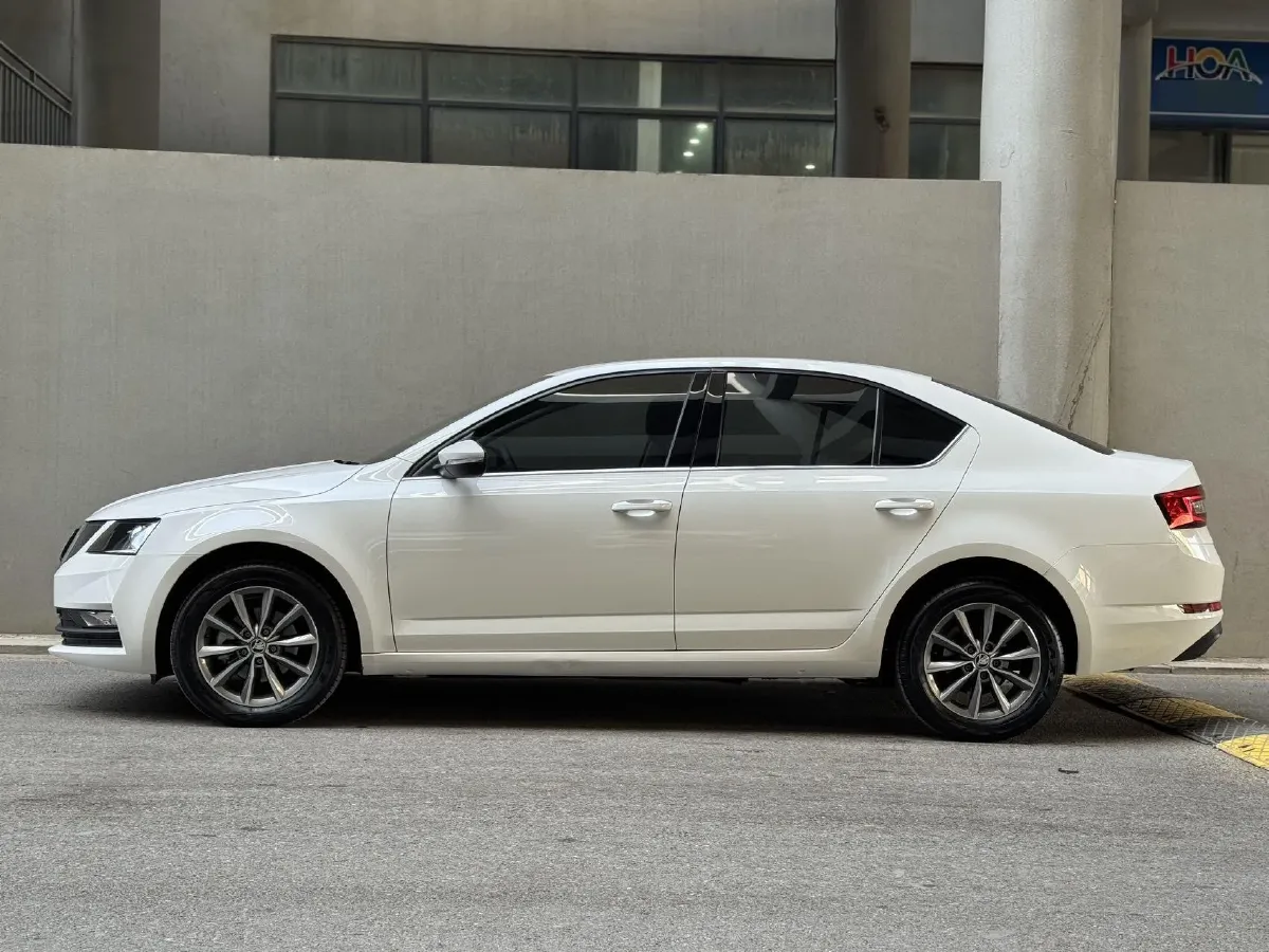 2021 Skoda Octavia 1.5L 113HP L4 6AT,autocango,china used car exporter,china ev exporter,chinese used car exporter,chinese used ev exporter