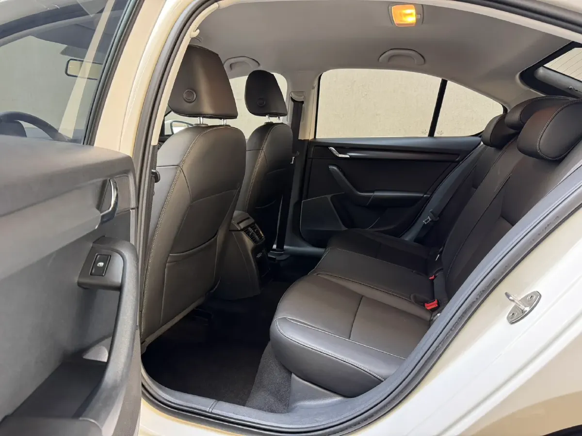 2021 Skoda Octavia 1.5L 113HP L4 6AT,autocango,china used car exporter,china ev exporter,chinese used car exporter,chinese used ev exporter