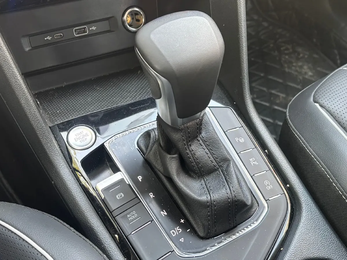 2024 Volkswagen Tiguan L 2.0T 186HP L4 7DCT,autocango,china used car exporter,china ev exporter,chinese used car exporter,chinese used ev exporter