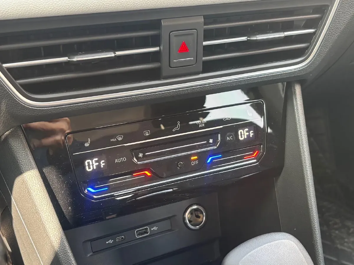 2024 Volkswagen Tiguan L 2.0T 186HP L4 7DCT,autocango,china used car exporter,china ev exporter,chinese used car exporter,chinese used ev exporter