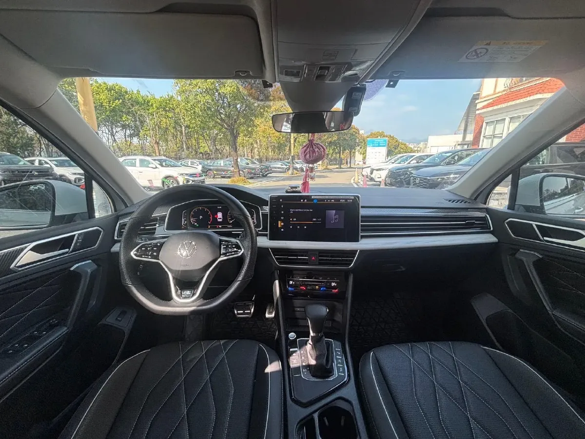 2024 Volkswagen Tiguan L 2.0T 186HP L4 7DCT,autocango,china used car exporter,china ev exporter,chinese used car exporter,chinese used ev exporter