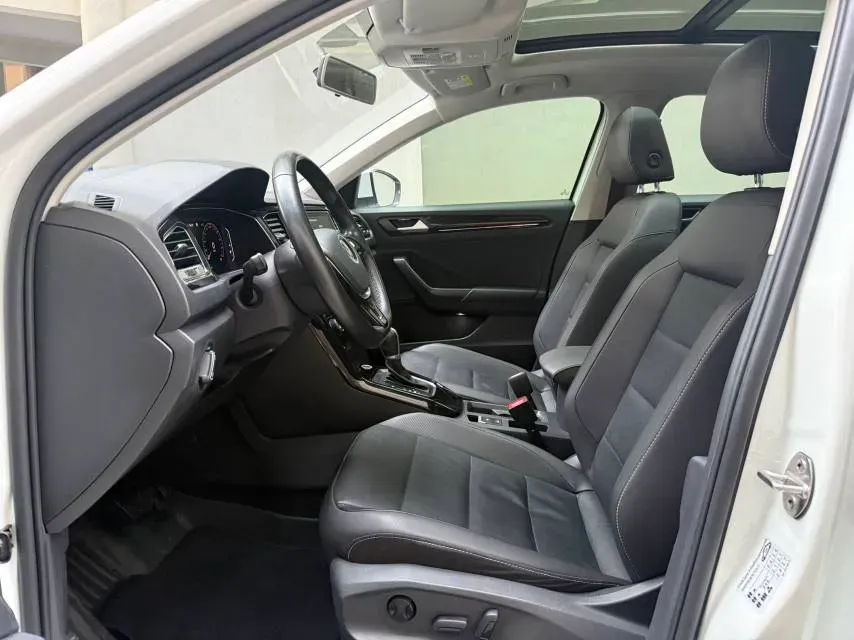 2022 Volkswagen T-Roc 1.4T 150HP L4 7DCT,autocango,china used car exporter,china ev exporter,chinese used car exporter,chinese used ev exporter