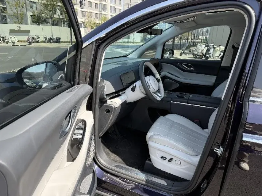 2025 Voyah Dream 1.5T 150HP L4 PHEV 41.7KWH,autocango,china used car exporter,china ev exporter,chinese used car exporter,chinese used ev exporter