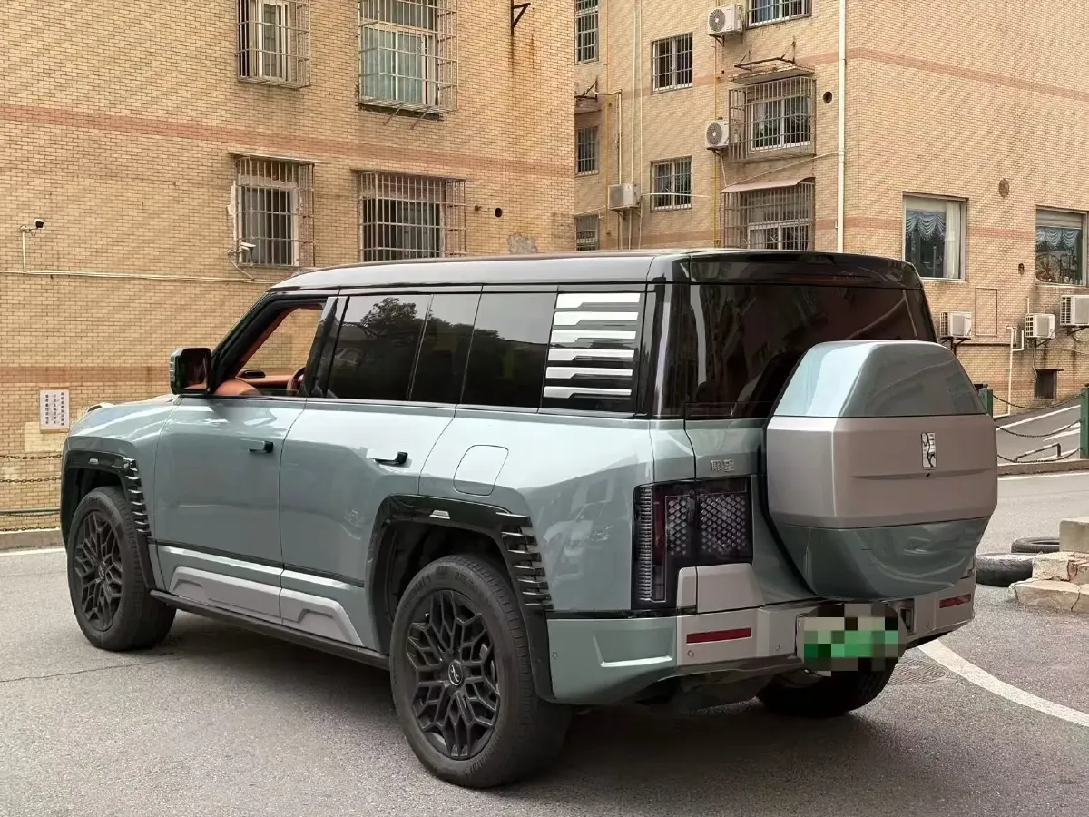 2023 YangWang U8 2.0T 272HP L4 REEV 49.05KWH,autocango,china used car exporter,china ev exporter,chinese used car exporter,chinese used ev exporter