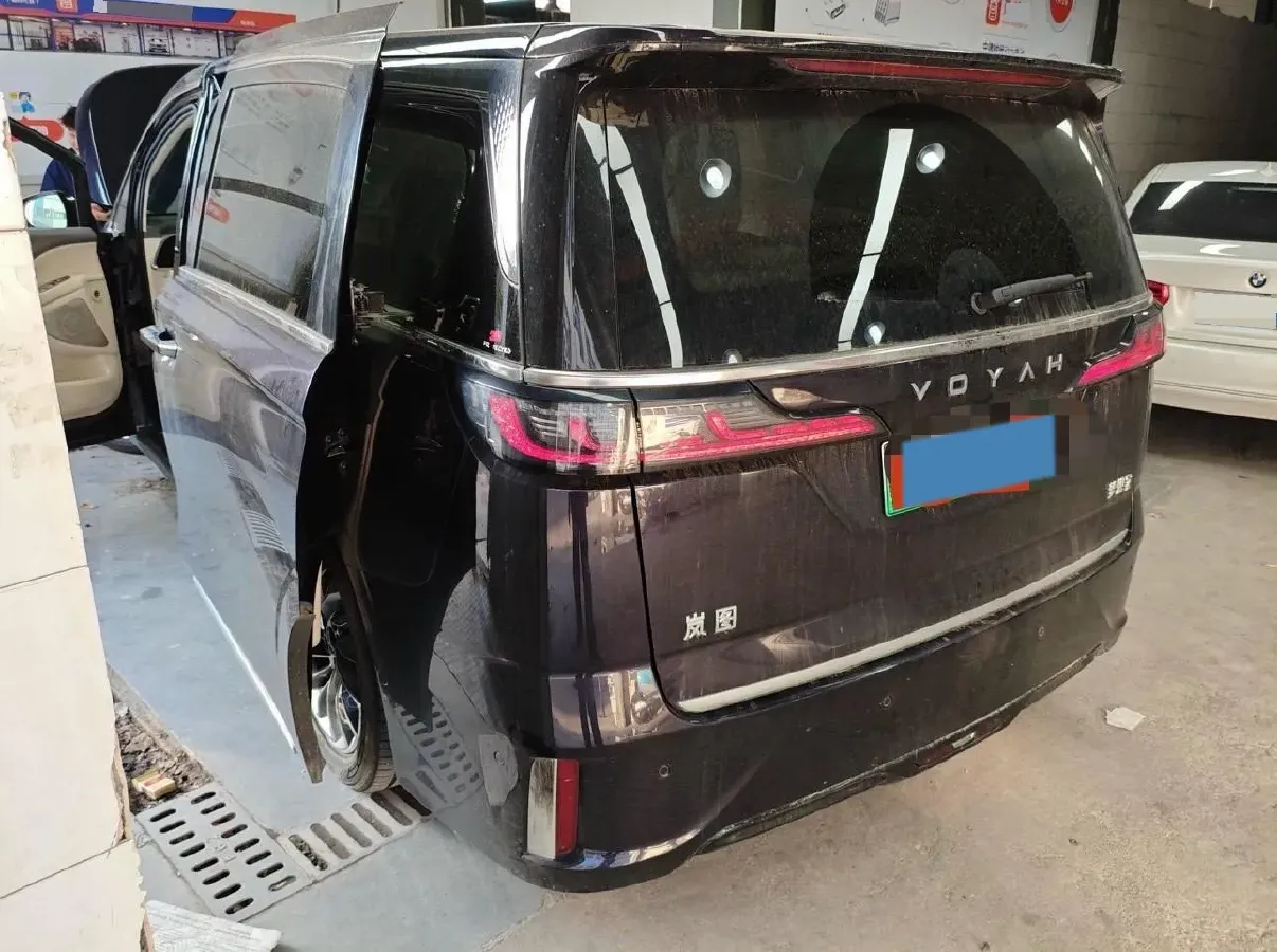 2024 Voyah Dream 1.5T 150HP L4 PHEV 43KWH,autocango,china used car exporter,china ev exporter,chinese used car exporter,chinese used ev exporter