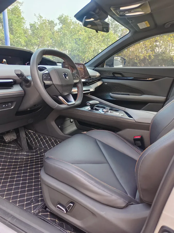 2022 ChangAn UNI-V 1.5T 188HP L4 7DCT,autocango,china used car exporter,china ev exporter,chinese used car exporter,chinese used ev exporter