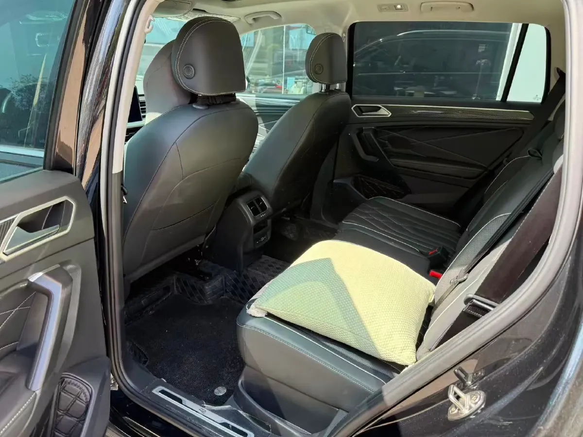 2024 Volkswagen Tiguan L 2.0T 186HP L4 7DCT,autocango,china used car exporter,china ev exporter,chinese used car exporter,chinese used ev exporter