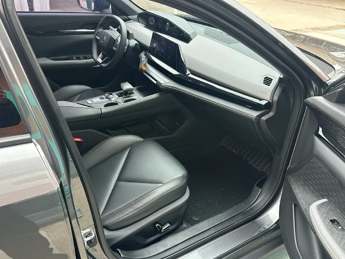 2022 ChangAn UNI-V 1.5T 188HP L4 7DCT,autocango,china used car exporter,china ev exporter,chinese used car exporter,chinese used ev exporter