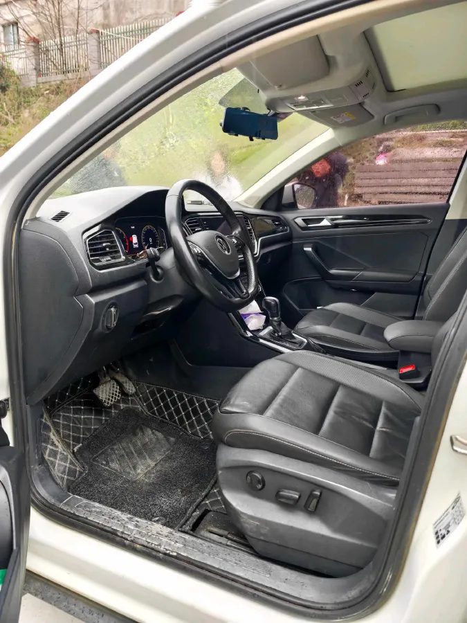 2022 Volkswagen T-Roc 1.4T 150HP L4 7DCT,autocango,china used car exporter,china ev exporter,chinese used car exporter,chinese used ev exporter