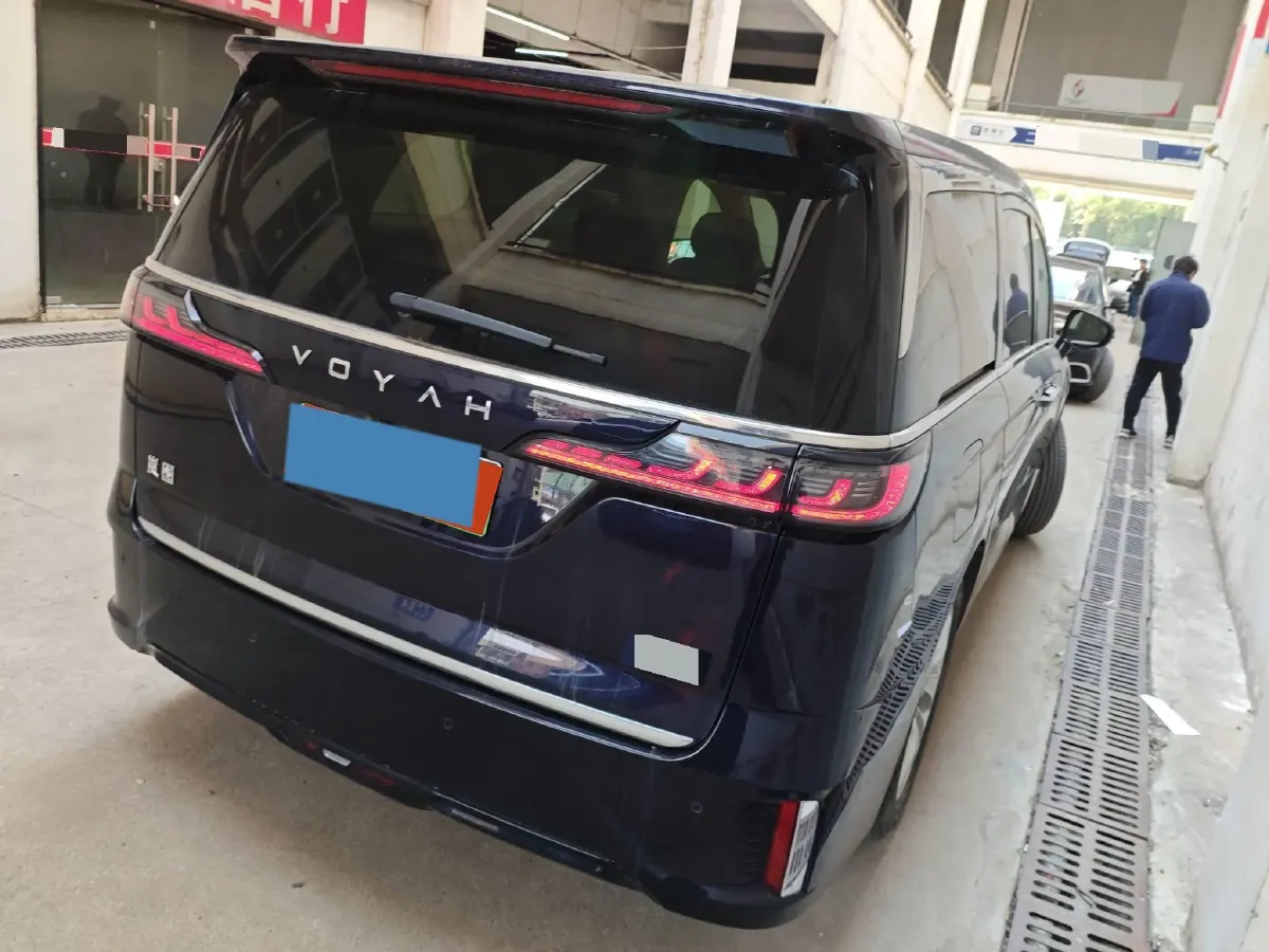 2024 Voyah Dream 1.5T 150HP L4 PHEV 43KWH,autocango,china used car exporter,china ev exporter,chinese used car exporter,chinese used ev exporter